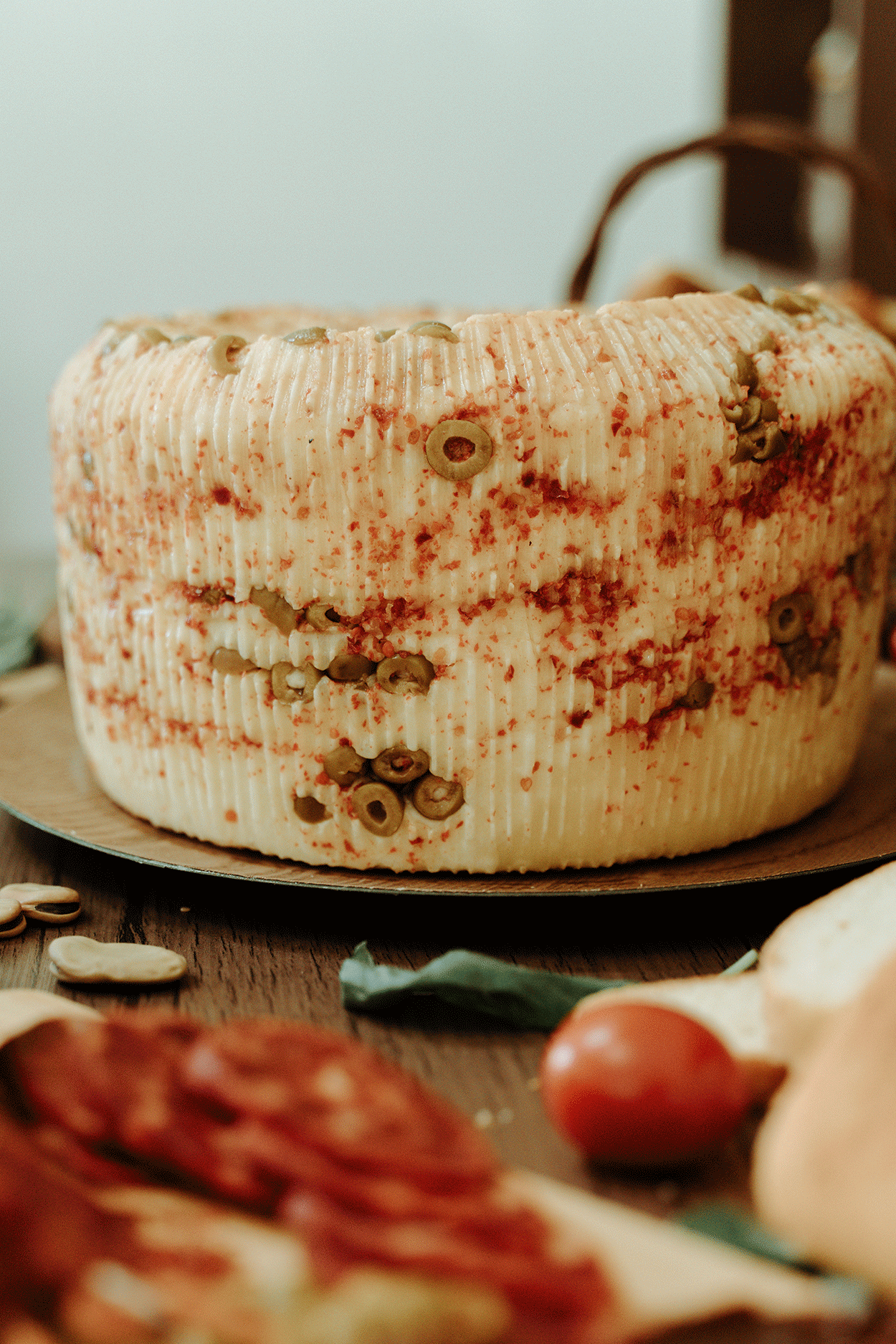 Pecorino siciliano primo sale con peperoncino e olive – formaggio artigianale fresco
