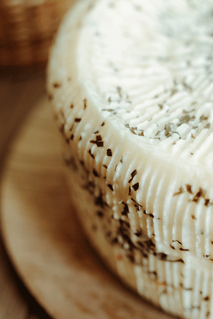Formaggio pecorino siciliano primo sale con erba cipollina – lavorazione artigianale
