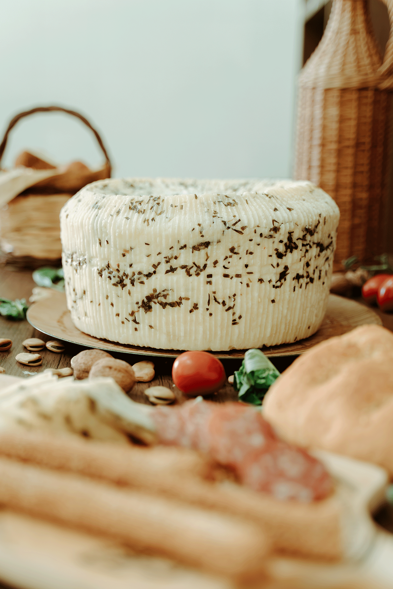 Pecorino siciliano primo sale artigianale con pepe nero in grani
