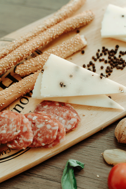 Pecorino siciliano primo sale artigianale con pepe nero in grani
